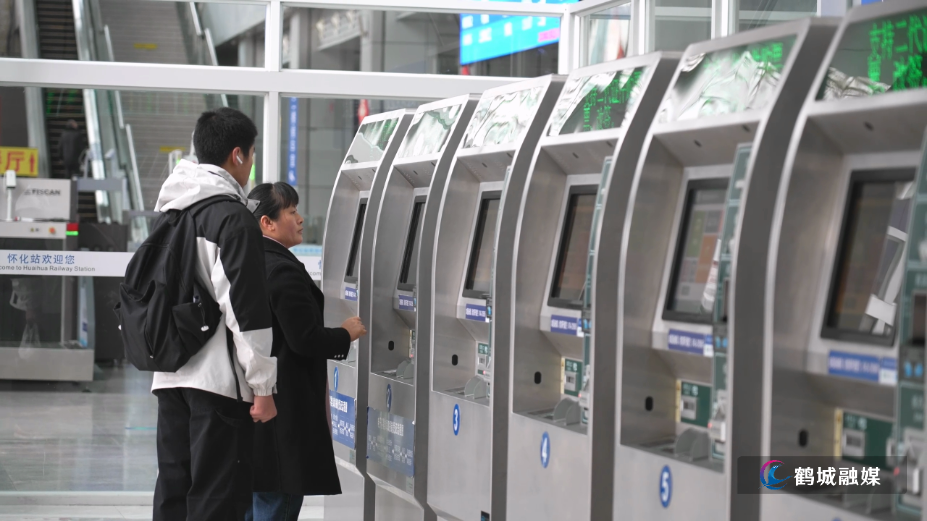 初编 铁路部门推出便民购票服务 暖心护航重点群体.mp4_000025.711.png 初编 铁路部门推出便民购票服务 暖心护航重点群体.mp4_000025.711.png