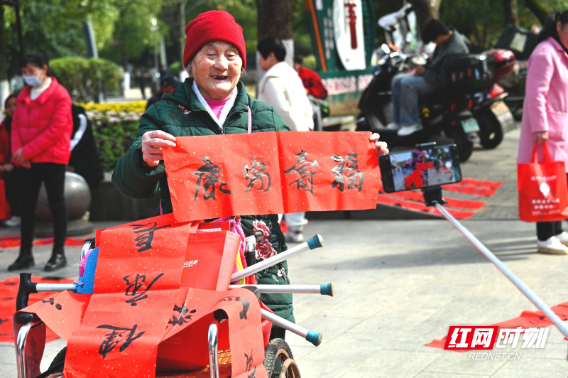 2026年写春联送吉祥 刘晓萱 摄.jpg