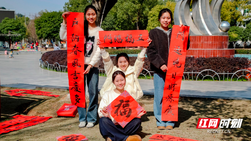 2026年写春联送吉祥 匡礼刊 摄.jpg