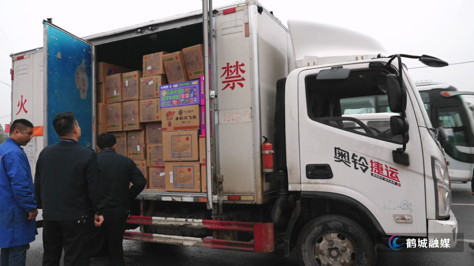 零容忍！鹤城区严打烟花爆竹非法运输行为 筑牢安全防线.mp4_000017.425.png