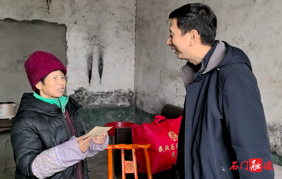 寒冬送暖入千户 温情相伴过新年2.jpg 寒冬送暖入千户 温情相伴过新年2.jpg