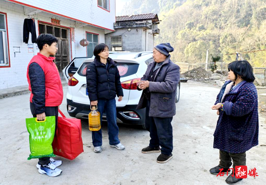 磨市镇横铺村：岁寒情暖系桑榆 学子乡音送平安1.jpg