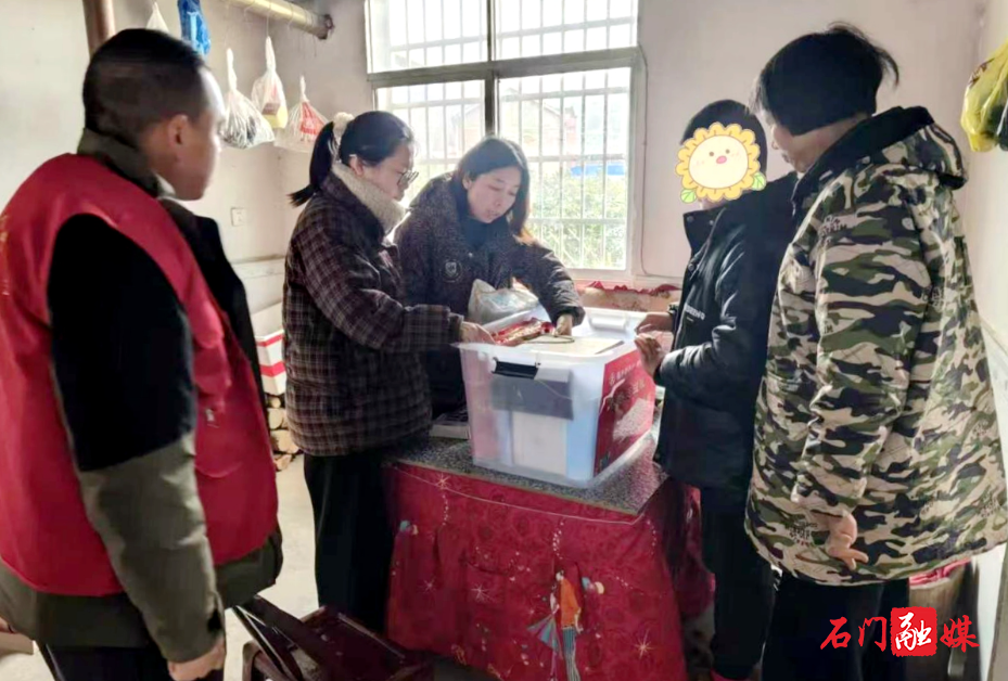 皂市镇：寒冬送暖情系民生 民政关怀温暖人心1.jpg