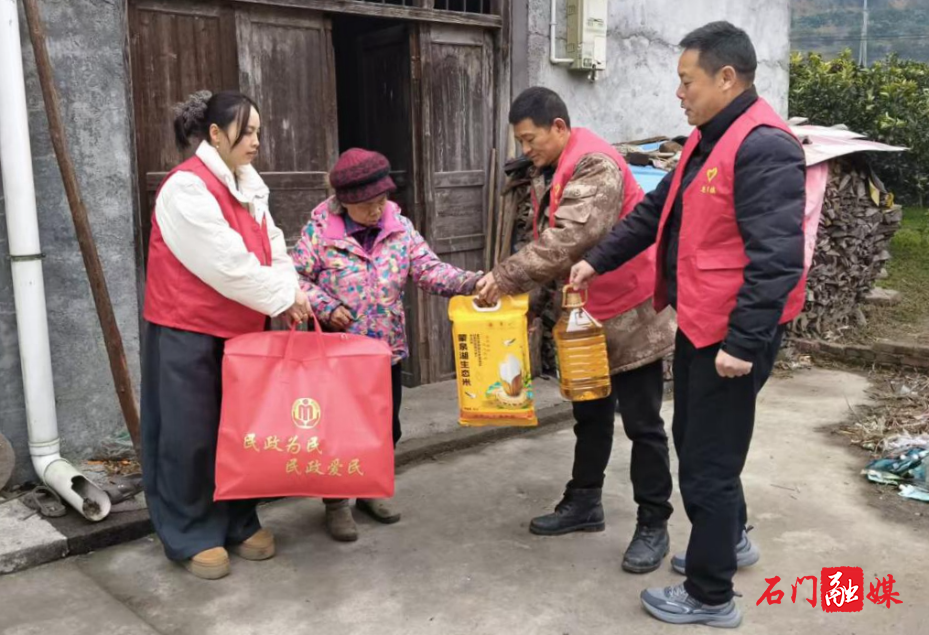 皂市镇：寒冬送暖情系民生 民政关怀温暖人心2.jpg