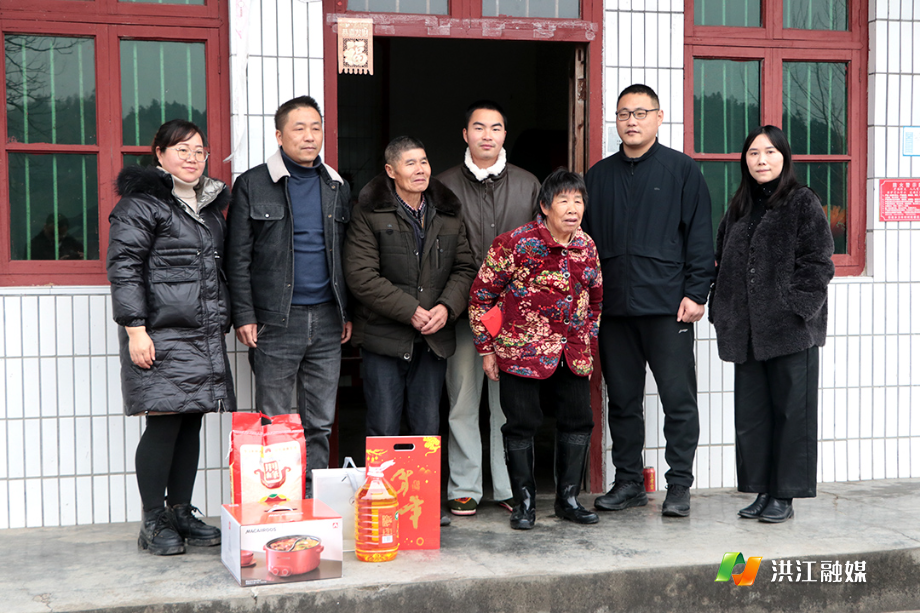 2月12日，新春佳节将至，洪江市民政局携手洪江市慈善会联合开展“迎新春 送温暖”走访慰问活动.jpg