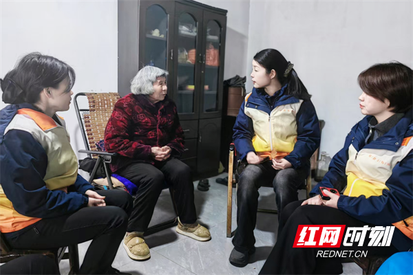 已调整 岳塘收费站慰问独居老人.png 已调整 岳塘收费站慰问独居老人.png