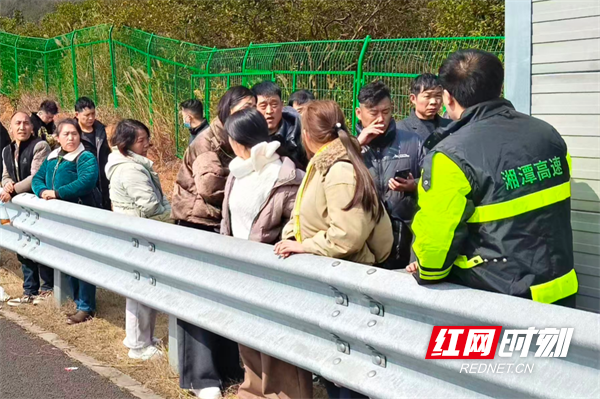 已调整 湘乡南救助45名大巴车司乘.png 已调整 湘乡南救助45名大巴车司乘.png