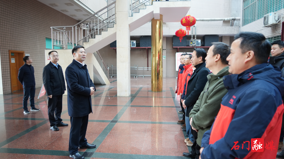 李长春张世田慰问一线值班工作人员2.jpg