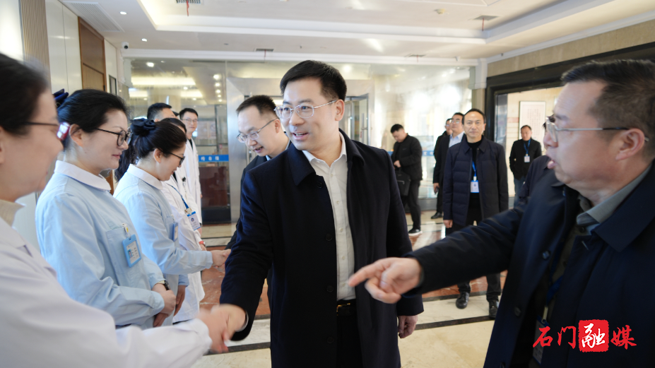 李长春张世田慰问一线值班工作人员1.jpg
