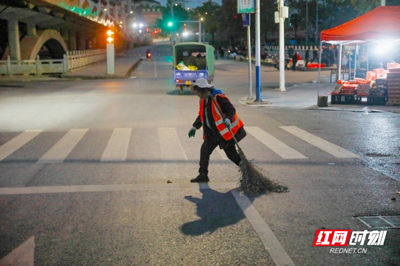 湖南新田:环卫工人除夕坚守岗位8.jpg