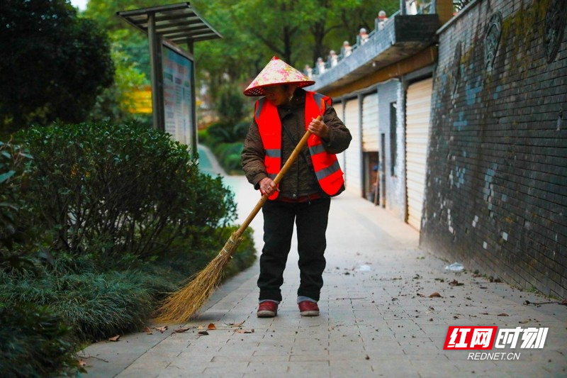 湖南新田:环卫工人除夕坚守岗位7.jpg