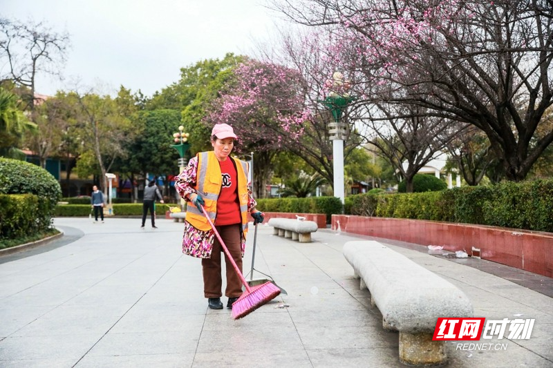 湖南新田:环卫工人除夕坚守岗位2.jpg 湖南新田:环卫工人除夕坚守岗位2.jpg