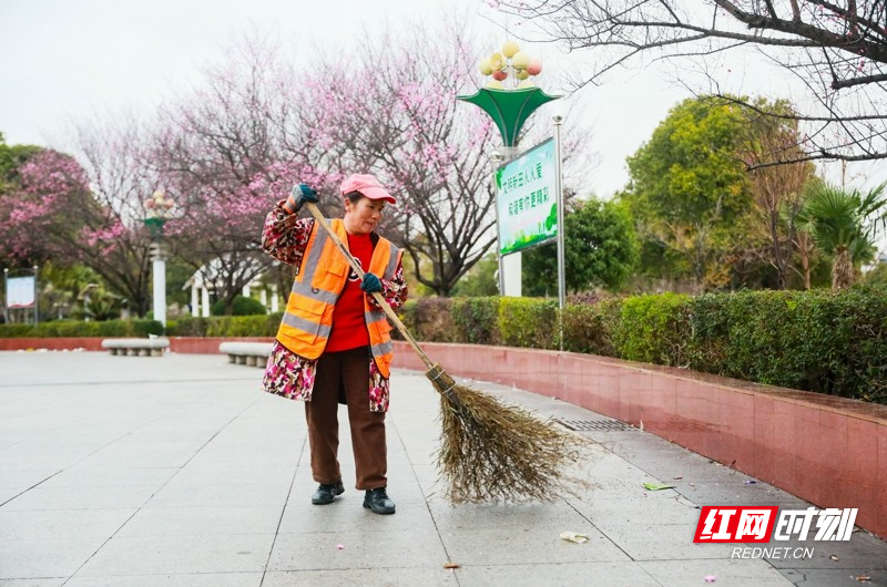 湖南新田:环卫工人除夕坚守岗位1.jpg