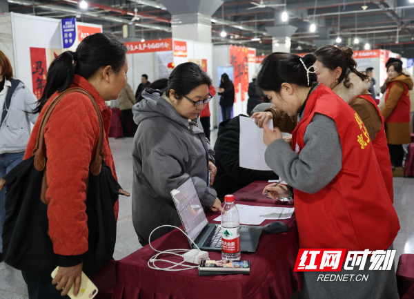 2 “精准职达快车道”推荐专区为求职者开辟“即时上岗”绿色通道。.png 2 “精准职达快车道”推荐专区为求职者开辟“即时上岗”绿色通道。.png