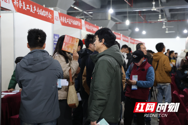 1 新春复工复产专场招聘会吸引了众多求职者。.jpg 1 新春复工复产专场招聘会吸引了众多求职者。.jpg