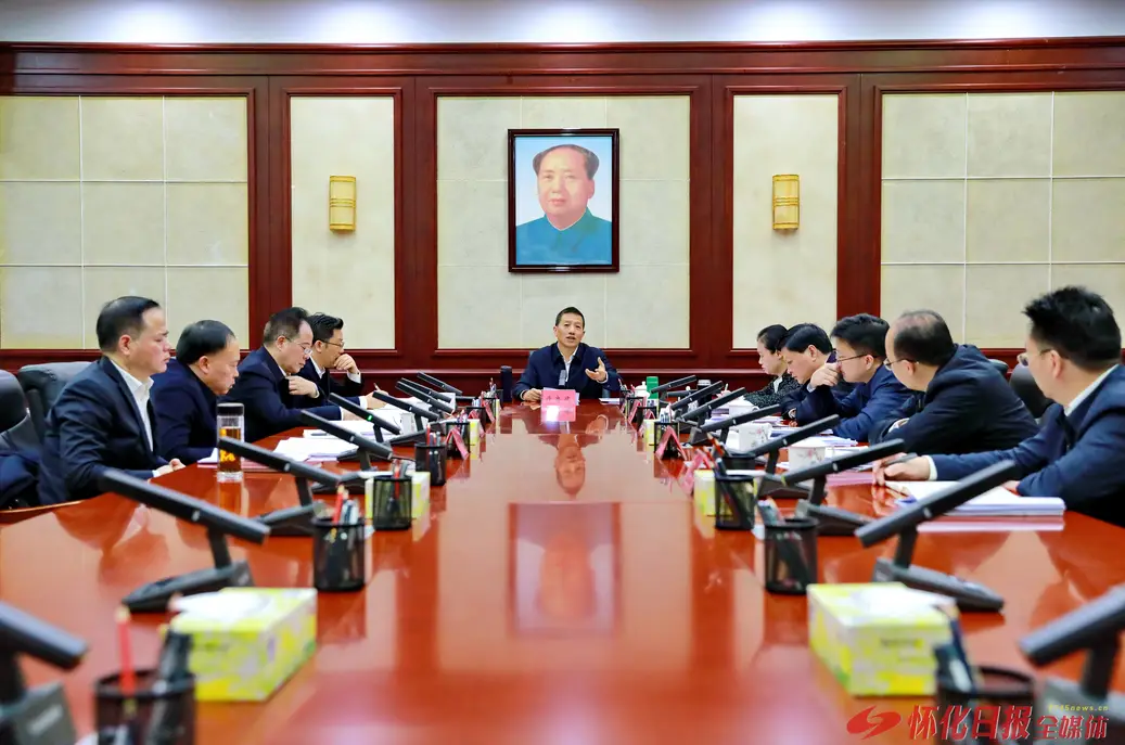 许忠建主持市委理论学习中心组集体学习