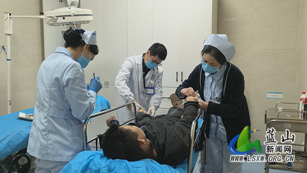 县公安局交管大队：15分钟打通“生命通道” 紧急护送锯伤村民就医.jpg