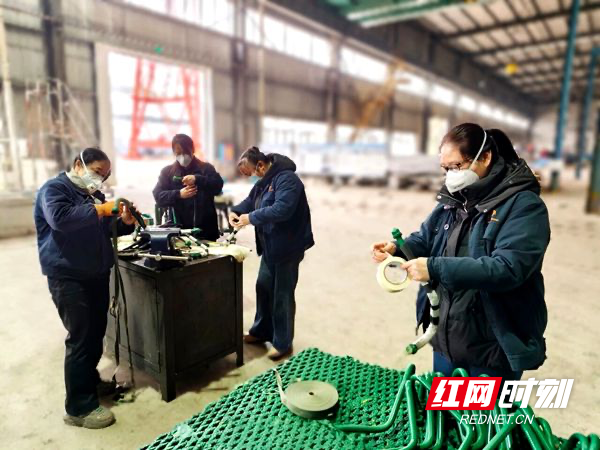 江麓集团八分厂各单元闻令即动,主动加入协助产品包装发货任务。.jpg 江麓集团八分厂各单元闻令即动,主动加入协助产品包装发货任务。.jpg