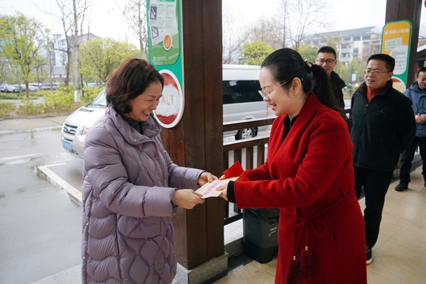 吴俞萍走访慰问春节在岗人员 致以马年新春祝福