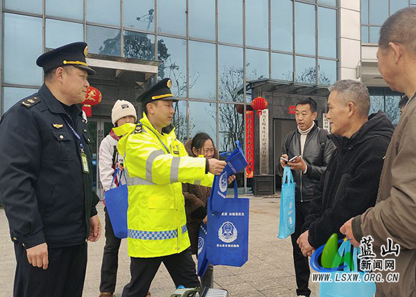 【新春走基层】蓝山县开展“情满旅途 暖冬行动”春运志愿服务活动.jpg 【新春走基层】蓝山县开展“情满旅途 暖冬行动”春运志愿服务活动.jpg