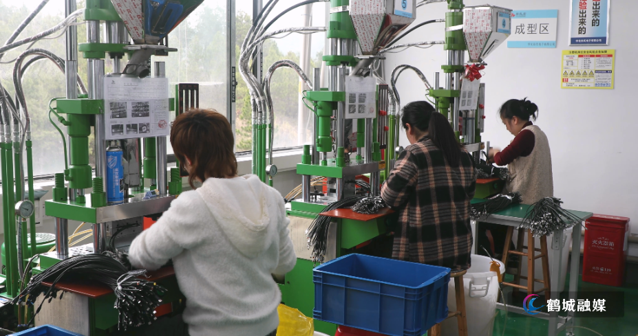 初编 鹤城区：企业复工赶单启新程.mp4_000121.712.png