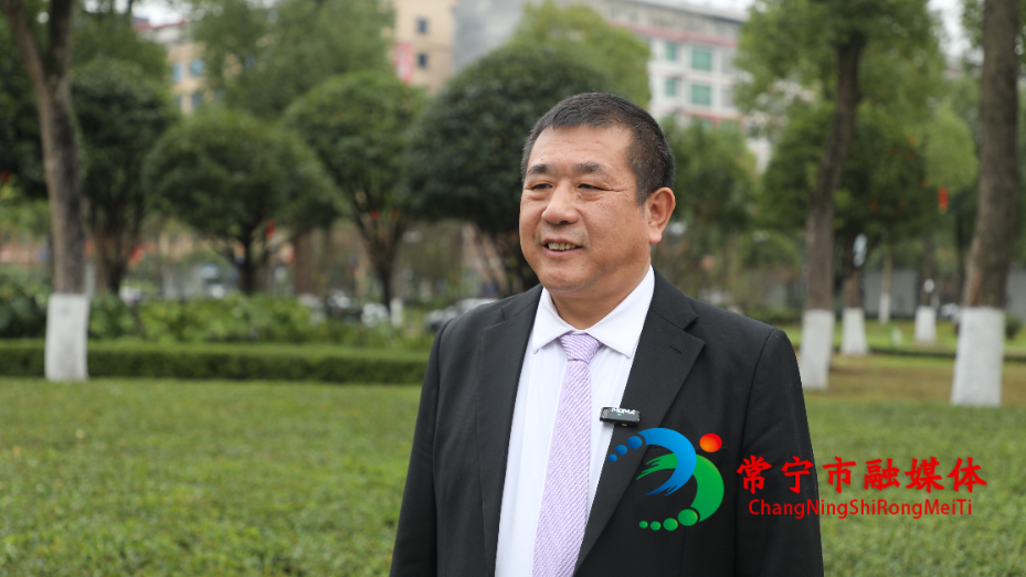 易国荣.jpg 易国荣.jpg