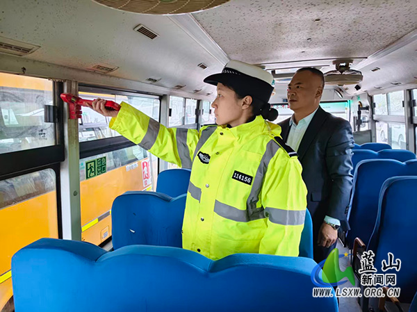 蓝山:多举措筑牢校车安全防线1.jpg 蓝山:多举措筑牢校车安全防线1.jpg