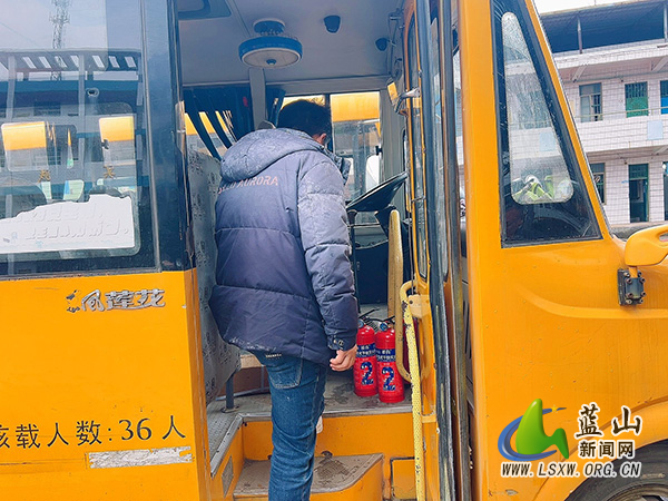 所城镇:校车“体检”迎开学 护航平安上学路.jpg 所城镇:校车“体检”迎开学 护航平安上学路.jpg