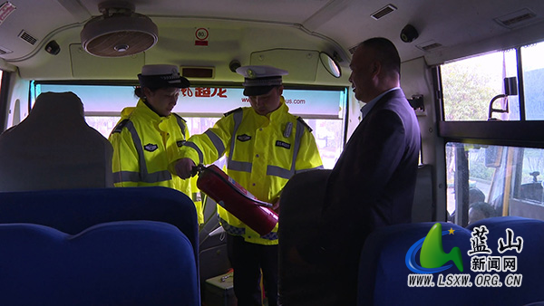 我县开展校车安全大检查 护航学生平安上学路.jpg 我县开展校车安全大检查 护航学生平安上学路.jpg