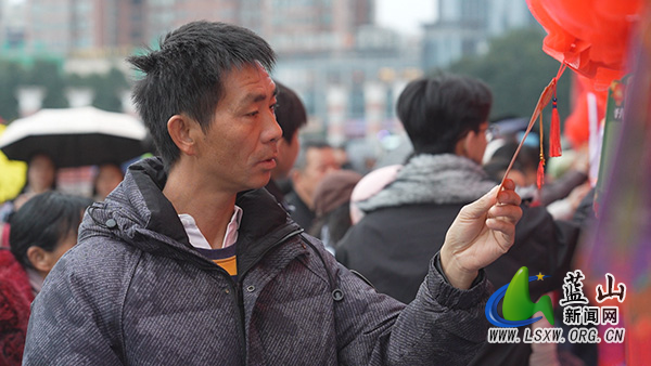 我县2026年“春暖三蓝 乐闹元宵”暨学雷锋志愿服务活动在三蓝广场举行2.jpg 我县2026年“春暖三蓝 乐闹元宵”暨学雷锋志愿服务活动在三蓝广场举行2.jpg