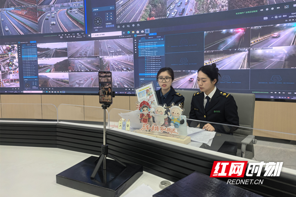路网监测分中心，工作人员正通过抖音直播平台，向屏幕前的司乘朋友详细介绍“精品线路”的打卡规则与“隐藏福利”。_副本_副本.jpg