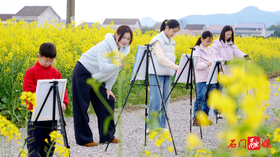 石门县:油菜花海醉游人 亲子乐享春日好时光3.jpg 石门县:油菜花海醉游人 亲子乐享春日好时光3.jpg
