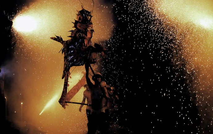 湘西钢火烧龙“狂野”年俗闹元宵