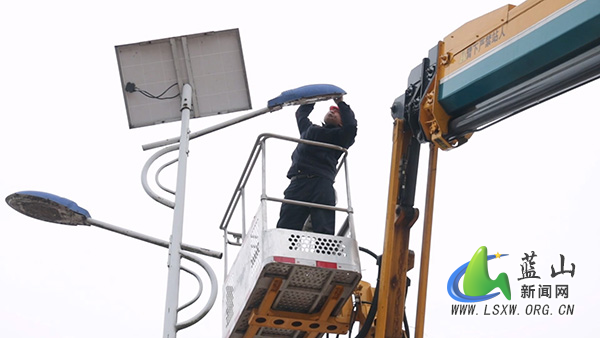 我县路灯维修惠民生 点亮群众“满意灯”.jpg 我县路灯维修惠民生 点亮群众“满意灯”.jpg