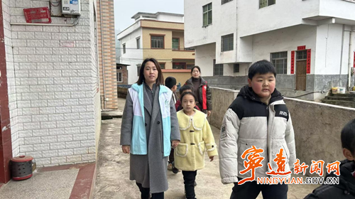 宁远县冷水镇：雷锋精神伴同行 暖心护学启新篇_副本500.png