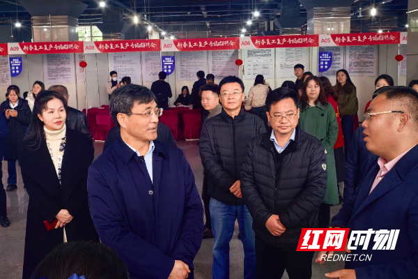 02 湖南省人力资源和社会保障厅党组书记、厅长李永军（左二）带队来到新春复工复产专场招聘会现场.jpg