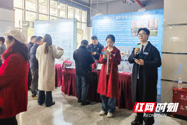 05 ”湘乐聘“主播走进招聘大厅，带领屏幕前的求职者“沉浸式”感受现场的火热。.jpg