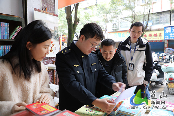 联合执法守护校园周边文化环境1.jpg