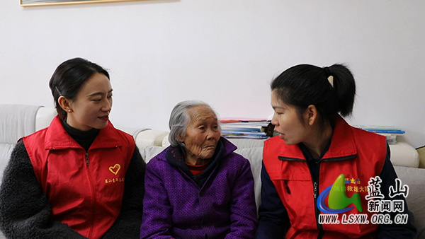 塔峰镇：传递雷锋温情 关爱老年群众2.jpg