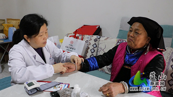 塔峰镇：传递雷锋温情 关爱老年群众1.jpg