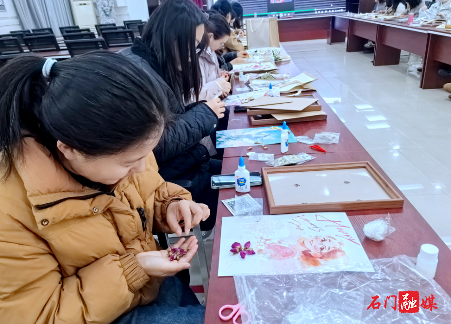 楚江街道:把爱“袋”回家 巧手庆“三八”2.jpg 楚江街道:把爱“袋”回家 巧手庆“三八”2.jpg