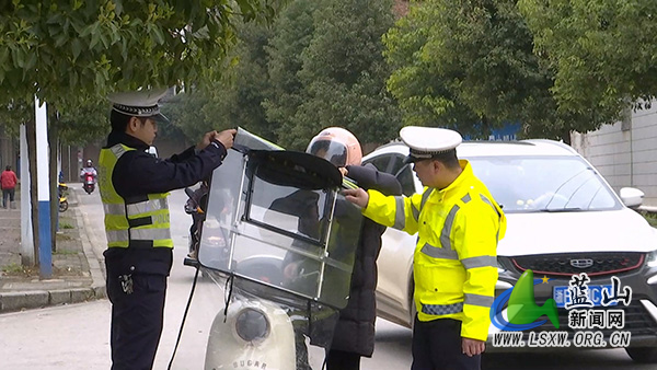 蓝山县公安局交管大队：交通劝导在行动&nbsp; &nbsp;文明新风入人心.jpg