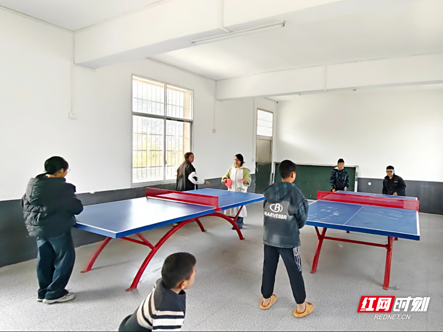 2.小朋友在党群服务中心参与乒乓球比赛.jpg