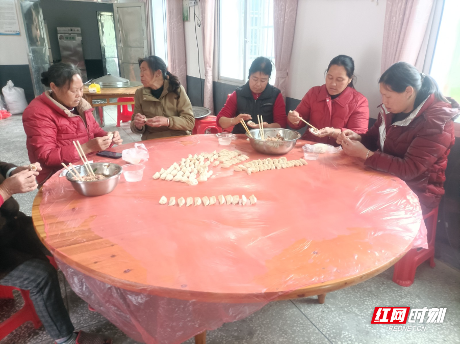 6.三八节妇女在楼江党群服务中心包饺子.jpg