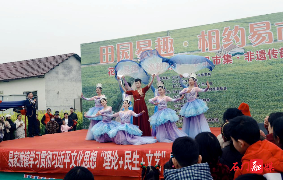 易家渡镇:花海踏歌传理论 文艺惠民润乡情1.jpg 易家渡镇:花海踏歌传理论 文艺惠民润乡情1.jpg