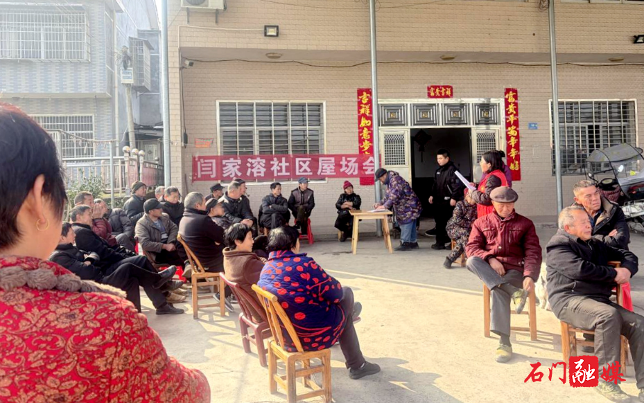 闫家溶社区以农技指导+理论宣讲守护群众“钱袋子”1.jpg 闫家溶社区以农技指导+理论宣讲守护群众“钱袋子”1.jpg