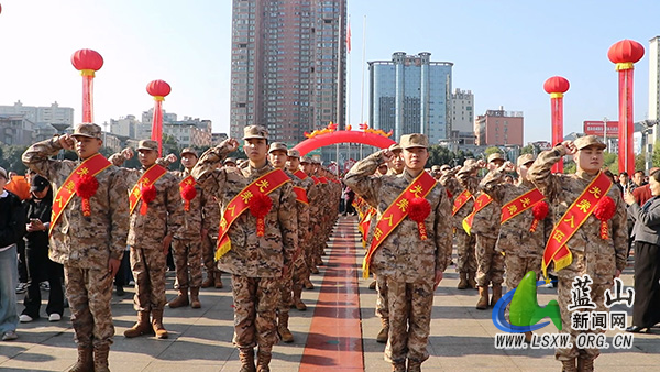新闻特写：青春戎装赴军营 亲情相伴启新程2.jpg
