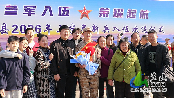 新闻特写：青春戎装赴军营 亲情相伴启新程1.jpg