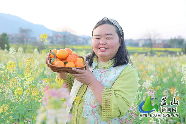 （图片新闻）蓝山县返乡创业青年借赏花热潮助农推介家乡2.jpg