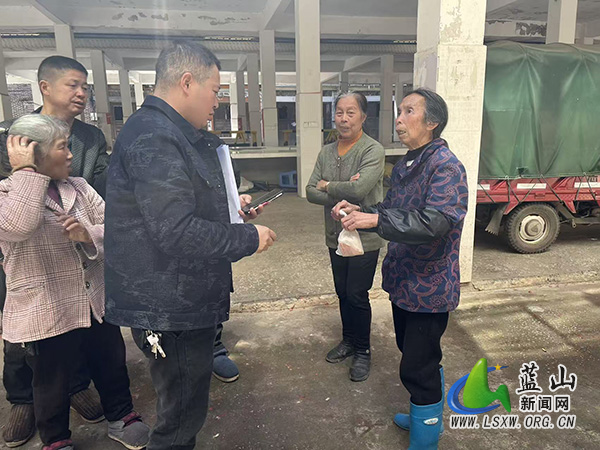 拾金不昧扬正气 文明乡风暖瑶乡 ——浆洞瑶族乡上洞村钟福香老人拾得现金主动归还1.jpg